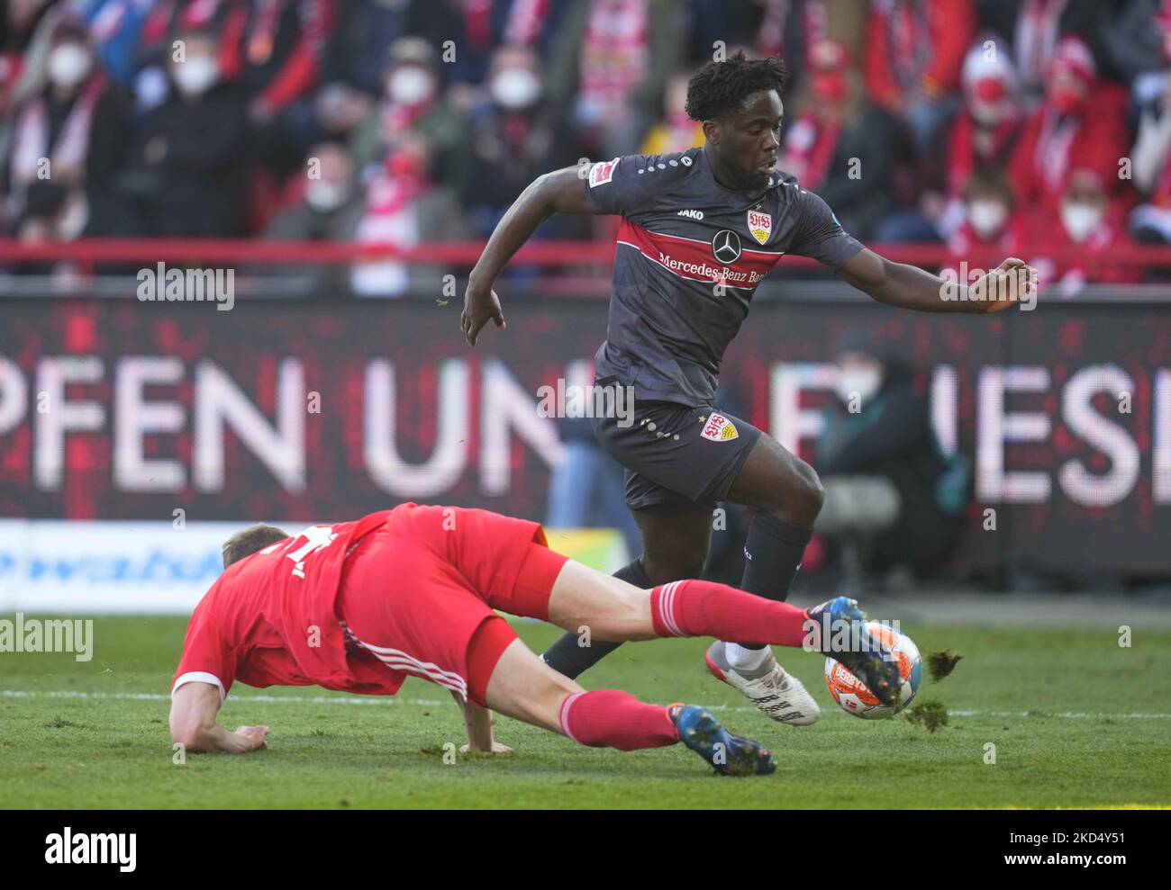 Orel Mangala de VfB Stuttgart passant par Paul Jaeckel de Union Berlin pendant Union Berlin / VfB Stuttgart, à an der Alten Försterei, Berlin, Allemagne sur 12 mars 2022. (Photo par Ulrik Pedersen/NurPhoto) Banque D'Images