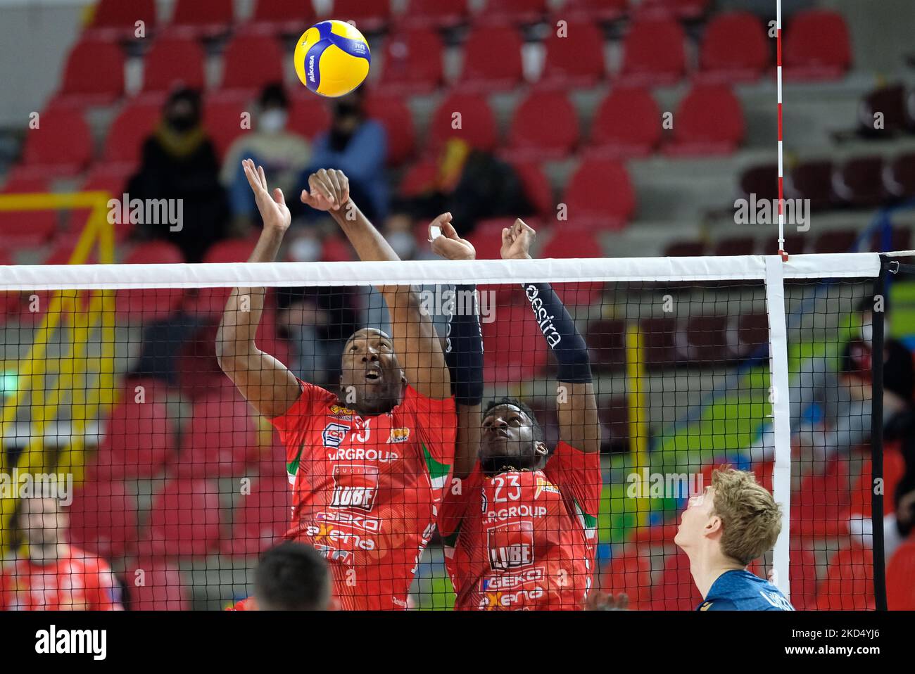 Bloc de Robertlandy Simon - Cucine Lube Civitanova et Marlon Yant Herrera - Cucine Lube Civitanova pendant le Volleyball Italien Serie A Men SuperLeague Championship Verona Volley vs Cucine Lube Civitanova sur 12 mars 2022 au Forum AGSM de Vérone, Italie (photo par Roberto Tommasini/LiveMedia/NurPhoto) Banque D'Images