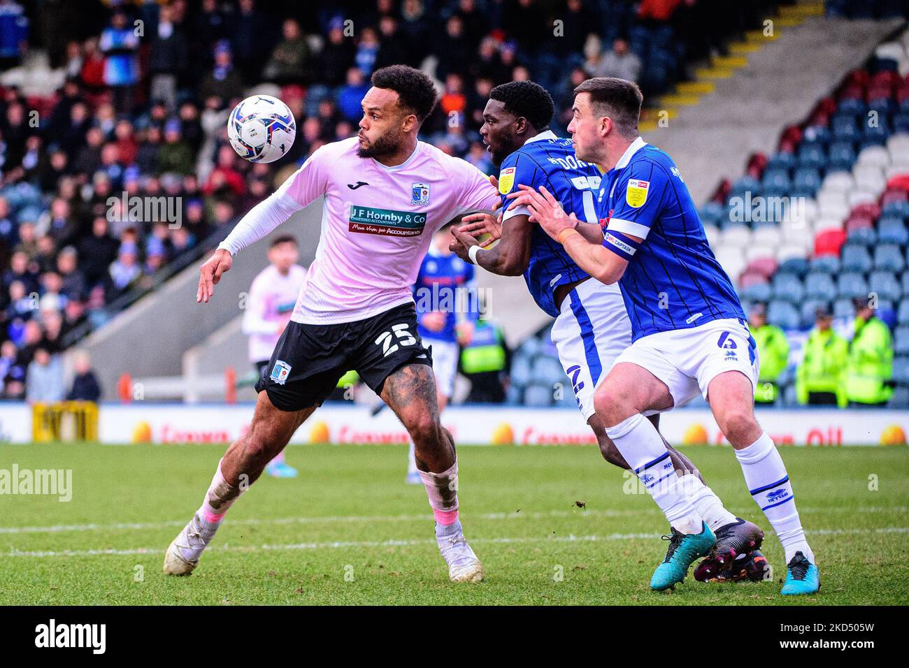 Jeriel Dorsett, de Rochdale AFC, s'attaque à Aaron Amadi-Holloway, du Barrow FC, lors du match de Sky Bet League 2 entre Rochdale et Barrow, à la Crown Oil Arena, à Rochdale, le samedi 12th mars 2022. (Photo de Ian Charles/MI News/NurPhoto) Banque D'Images