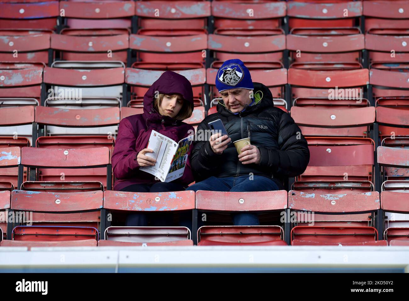 Les fans d'Oldham lors du match Sky Bet League 2 entre Swindon Town et Oldham Athletic au County Ground, Swindon, le samedi 12th mars 2022. (Photo d'Eddie Garvey/MI News/NurPhoto) Banque D'Images