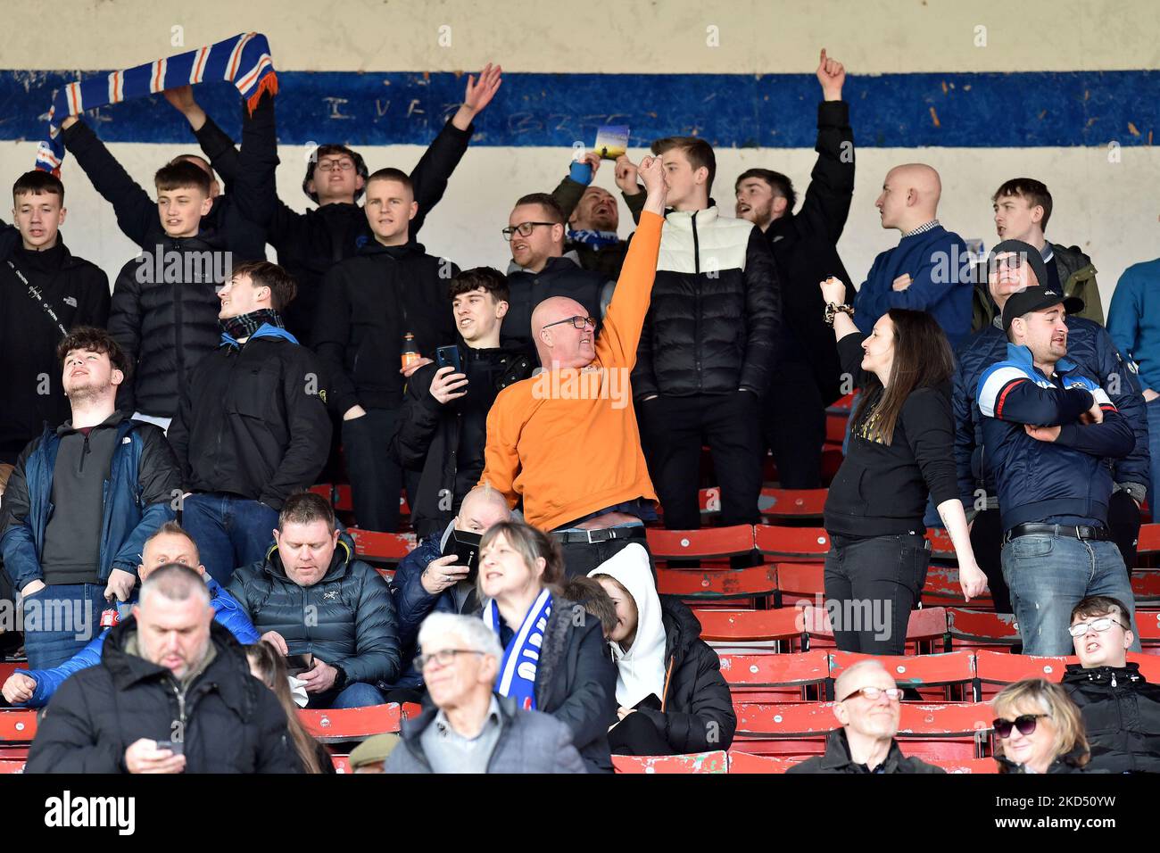 Les fans d'Oldham lors du match Sky Bet League 2 entre Swindon Town et Oldham Athletic au County Ground, Swindon, le samedi 12th mars 2022. (Photo d'Eddie Garvey/MI News/NurPhoto) Banque D'Images