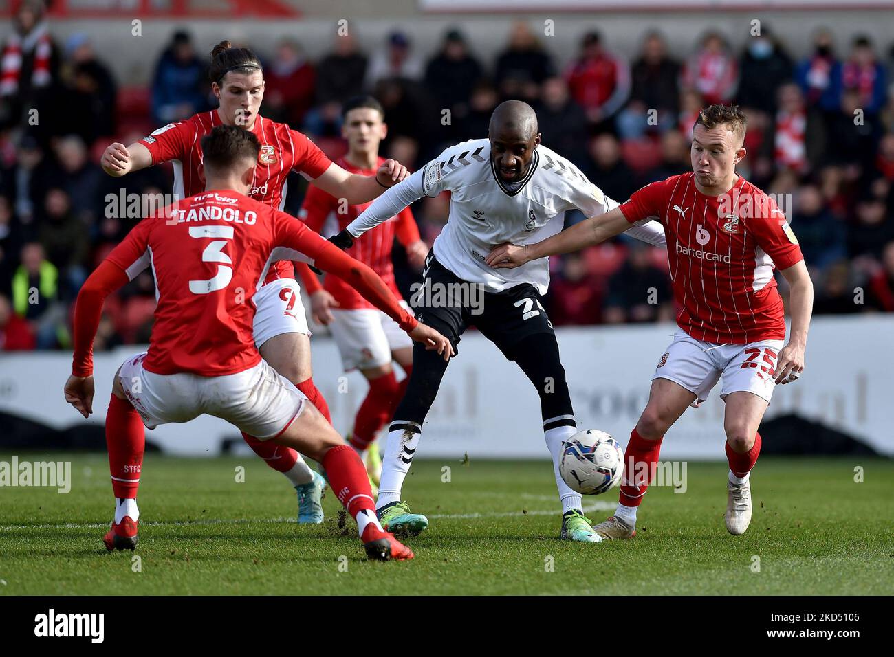 Dylan Bahamboula d'Oldham Athletic avec Louis Reed du Swindon Town football Club lors du match de Sky Bet League 2 entre Swindon Town et Oldham Athletic au terrain du comté de Swindon, le samedi 12th mars 2022. (Photo d'Eddie Garvey/MI News/NurPhoto) Banque D'Images