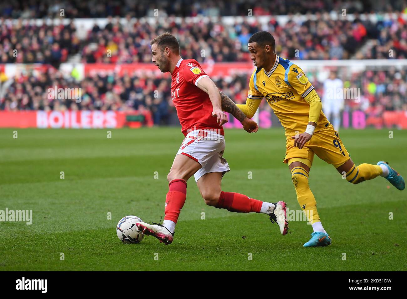 Steve Cook de la forêt de Nottingham et Tom Ince de Reading lors du match de championnat Sky Bet entre la forêt de Nottingham et Reading au City Ground, Nottingham, le samedi 12th mars 2022. (Photo de Jon Hobley/MI News/NurPhoto) Banque D'Images