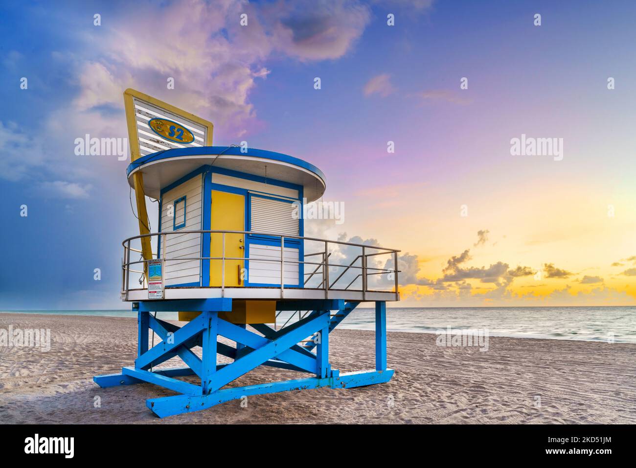 Lifeguard House Hollywood Beach, tôt le matin Miami, sud de la Floride, États-Unis Banque D'Images Lifeguard House Hollywood Beach, tôt le matin Miami, sud de la Floride, États-Unis Banque D'Images