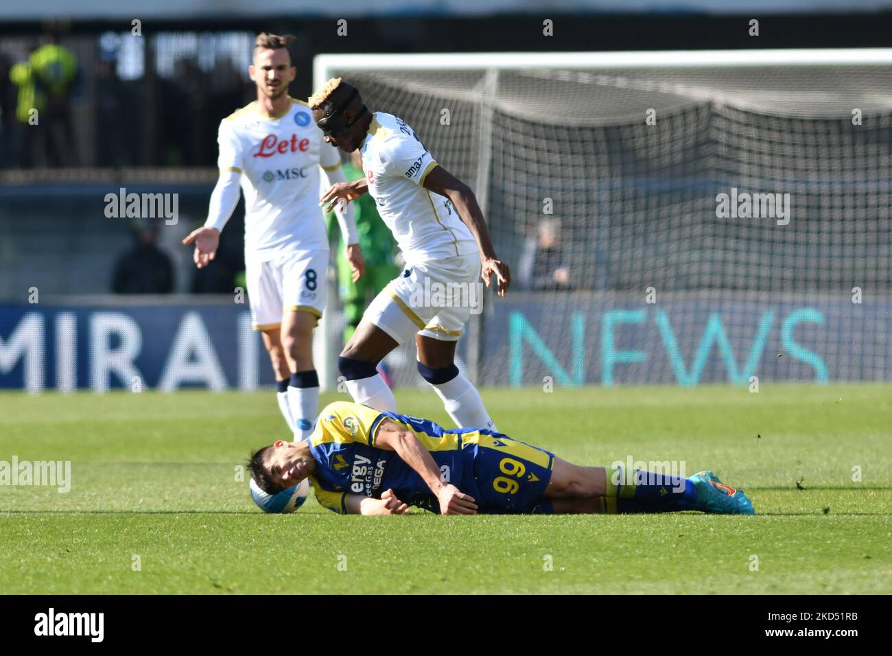 victor oimhen (naples) et giovanni simeone (vérone) pendant le football italien série A match Hellas Verona FC vs SSC Napoli sur 13 mars 2022 au stade Marcantonio Bentegodi à Vérone, Italie (photo d'Alessio Tarpini/LiveMedia/NurPhoto) Banque D'Images