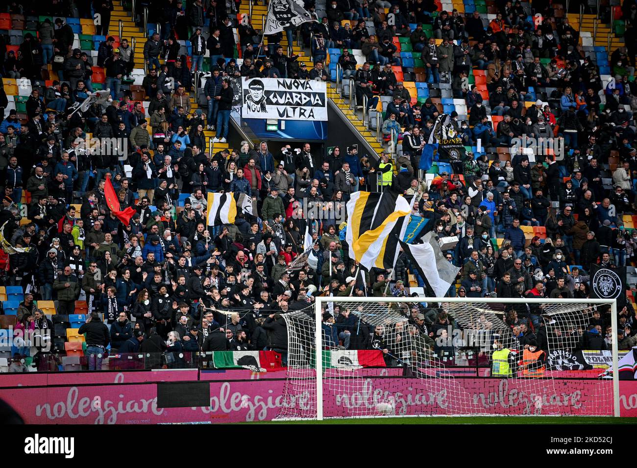 Supporters udinois pendant le football italien série A match Udinese Calcio vs AS Roma on 13 mars 2022 au stade Friuli - Dacia Arena à Udine, Italie (photo d'Ettore Griffoni/LiveMedia/NurPhoto) Banque D'Images