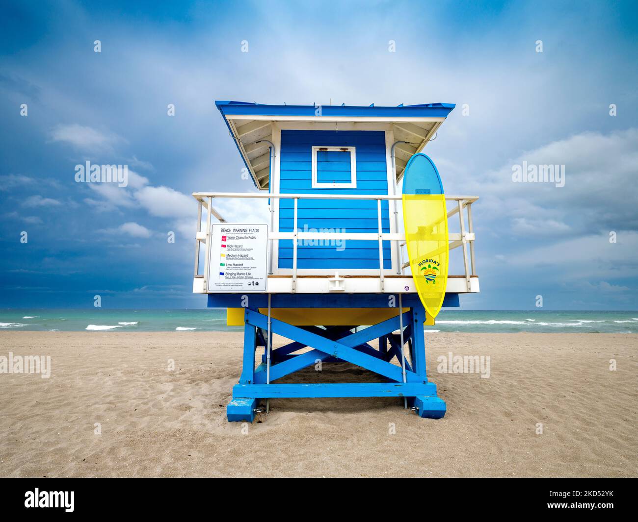 Lifeguard House, encadré par des nuages Hollywood Beach, tôt le matin Miami, sud de la Floride, États-Unis Banque D'Images Lifeguard House, encadré par des nuages Hollywood Beach, tôt le matin Miami, sud de la Floride, États-Unis Banque D'Images