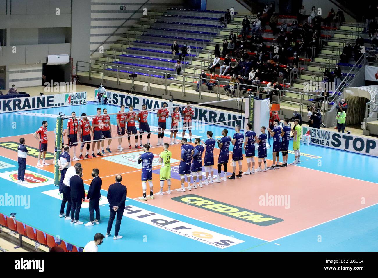 Équipe au début de la course. Pendant le Volleyball Italien série A hommes SuperLeague Championship Prisma Taranto vs Leo Shoes Modène sur 12 mars 2022 au PalaMazzola à Taranto, Italie (photo par Giuseppe Leva/LiveMedia/Nuranto photo) Banque D'Images