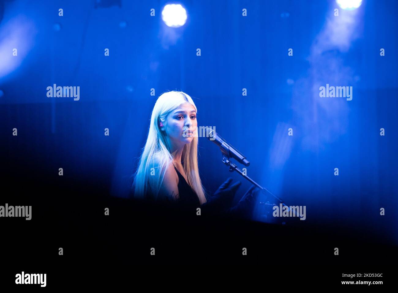 La chanteuse portugaise Barbara Bandeira, participante des enfants voix en 2014, nominée pour le prix du meilleur acte portugais, catégorie des MTV Europe Music Awards en 2018, donne le dernier concert de la tournée en acoustique, à Sala Suggia, à Casa da Musica, le 13th mars 2022, à Porto, Portugal (Photo de Rita Franca/NurPhoto) Banque D'Images
