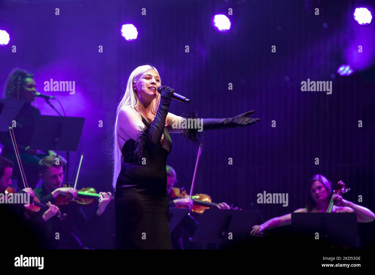 La chanteuse portugaise Barbara Bandeira, participante des enfants voix en 2014, nominée pour le prix du meilleur acte portugais, catégorie des MTV Europe Music Awards en 2018, donne le dernier concert de la tournée en acoustique, à Sala Suggia, à Casa da Musica, le 13th mars 2022, à Porto, Portugal (Photo de Rita Franca/NurPhoto) Banque D'Images