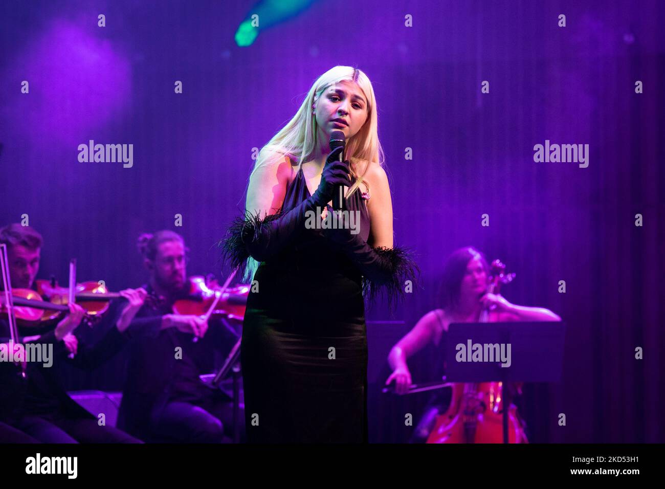La chanteuse portugaise Barbara Bandeira, participante des enfants voix en 2014, nominée pour le prix du meilleur acte portugais, catégorie des MTV Europe Music Awards en 2018, donne le dernier concert de la tournée en acoustique, à Sala Suggia, à Casa da Musica, le 13th mars 2022, à Porto, Portugal (Photo de Rita Franca/NurPhoto) Banque D'Images