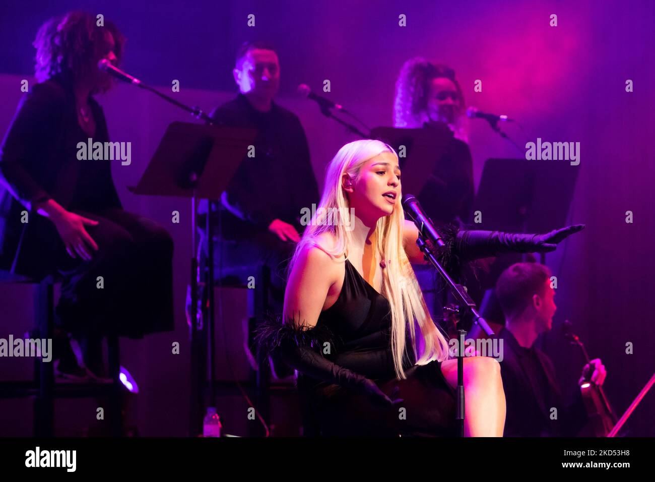 La chanteuse portugaise Barbara Bandeira, participante des enfants voix en 2014, nominée pour le prix du meilleur acte portugais, catégorie des MTV Europe Music Awards en 2018, donne le dernier concert de la tournée en acoustique, à Sala Suggia, à Casa da Musica, le 13th mars 2022, à Porto, Portugal (Photo de Rita Franca/NurPhoto) Banque D'Images
