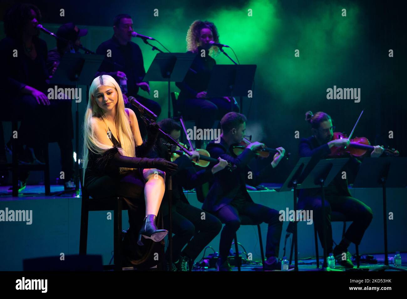 La chanteuse portugaise Barbara Bandeira, participante des enfants voix en 2014, nominée pour le prix du meilleur acte portugais, catégorie des MTV Europe Music Awards en 2018, donne le dernier concert de la tournée en acoustique, à Sala Suggia, à Casa da Musica, le 13th mars 2022, à Porto, Portugal (Photo de Rita Franca/NurPhoto) Banque D'Images