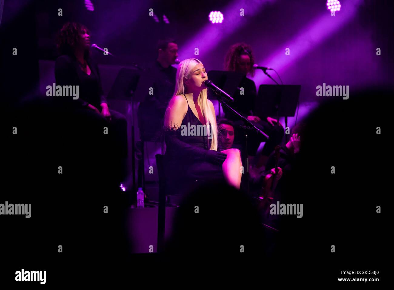 La chanteuse portugaise Barbara Bandeira, participante des enfants voix en 2014, nominée pour le prix du meilleur acte portugais, catégorie des MTV Europe Music Awards en 2018, donne le dernier concert de la tournée en acoustique, à Sala Suggia, à Casa da Musica, le 13th mars 2022, à Porto, Portugal (Photo de Rita Franca/NurPhoto) Banque D'Images