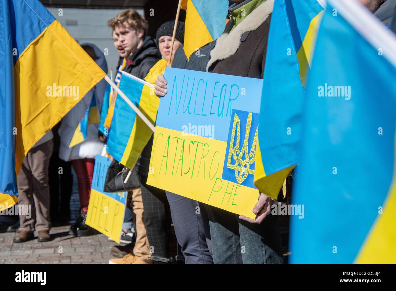 Le Centre culturel ukrainien de Warren, au Michigan, a organisé un rassemblement et une collecte de fonds Stand with Ukraine organisés par le Comité ukrainien-américain de réponse aux crises du Michigan sur 13 mars 2022. Environ 300 membres de la communauté y ont assisté pour entendre des dirigeants culturels, le représentant d’État américain Andy Levin et des politiciens locaux condamner l’invasion de l’Ukraine par la Russie et appeler à un soutien humanitaire accru. Après les discours, les participants ont acheté des crêpes à la pomme de terre pour soutenir les efforts de collecte de fonds pour les fournitures médicales et tactiques qui seront expédiées aux civils et militaires personnels en Ukraine. (Photo par Banque D'Images