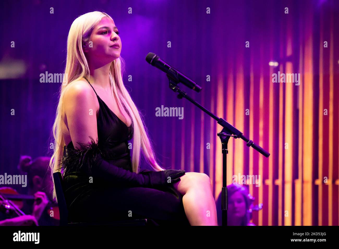 La chanteuse portugaise Barbara Bandeira, participante des enfants voix en 2014, nominée pour le prix du meilleur acte portugais, catégorie des MTV Europe Music Awards en 2018, donne le dernier concert de la tournée en acoustique, à Sala Suggia, à Casa da Musica, le 13th mars 2022, à Porto, Portugal (Photo de Rita Franca/NurPhoto) Banque D'Images