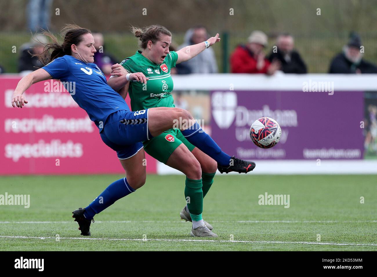 La Sarah Robson de Durham féminine en action avec Katie WILKINSON de Coventry United lors du match de championnat féminin de la FA entre Durham Women FC et Coventry United au château de Maiden, à Durham City, le dimanche 13th mars 2022. (Photo de Mark Fletcher/MI News/NurPhoto) Banque D'Images