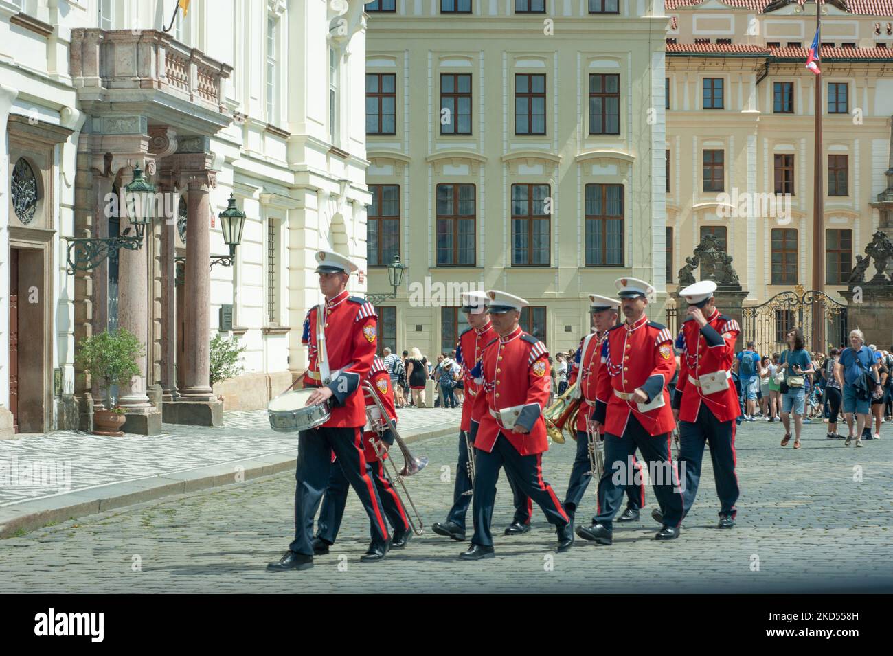 La relève de la garde vient de se terminer dans la vieille ville de Prague, en République tchèque. Voyez les soldats, les instruments et la foule des gens à travers les bâtiments. Banque D'Images