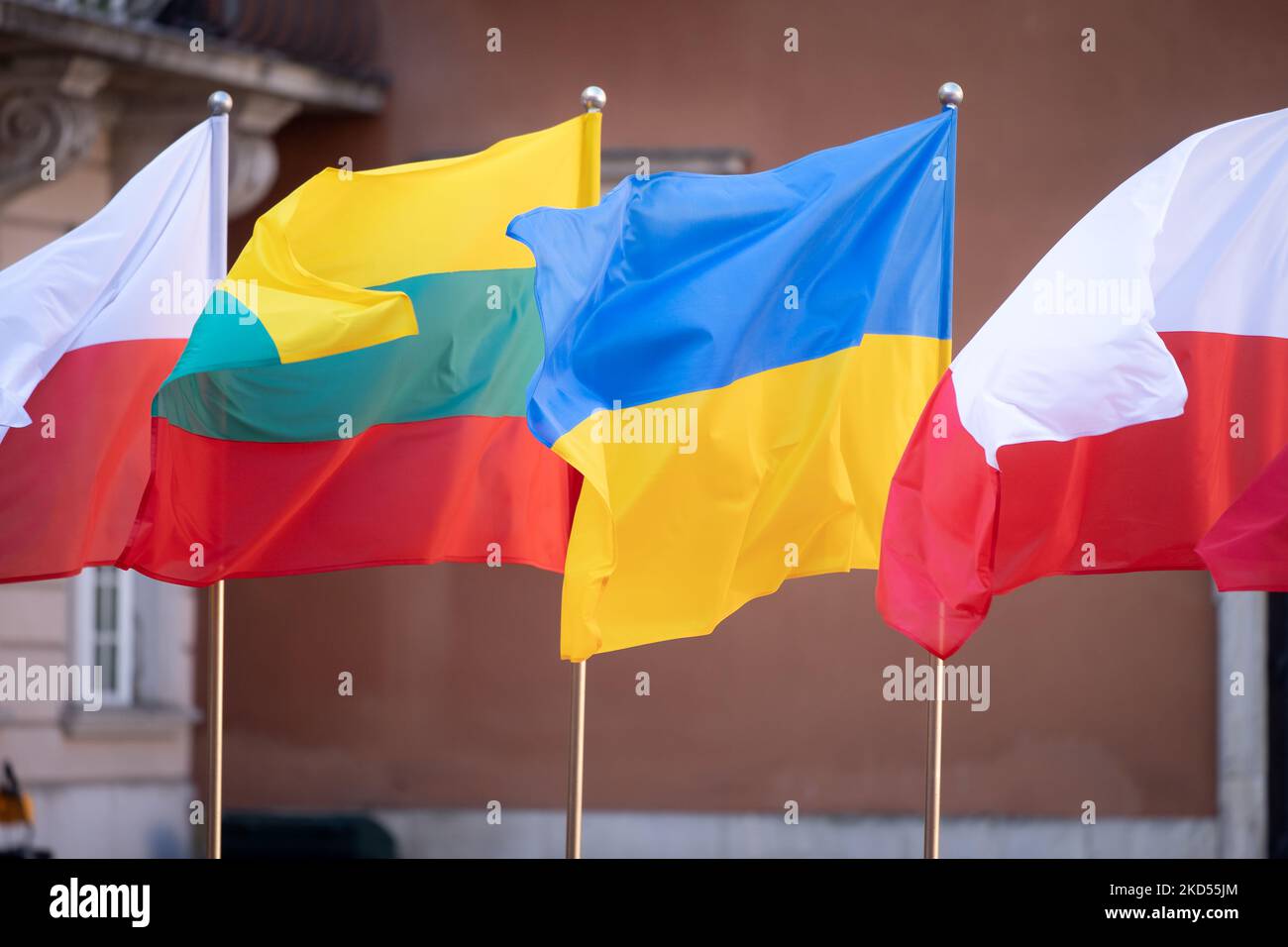 Drapeaux polonais, lituanien et ukrainien lors du sommet du triangle de Lublin (Ukraine, Pologne, Lituanie) au château royal de Varsovie, Pologne, sur 14 mars 2022. (Photo de Mateusz Wlodarczyk/NurPhoto) Banque D'Images