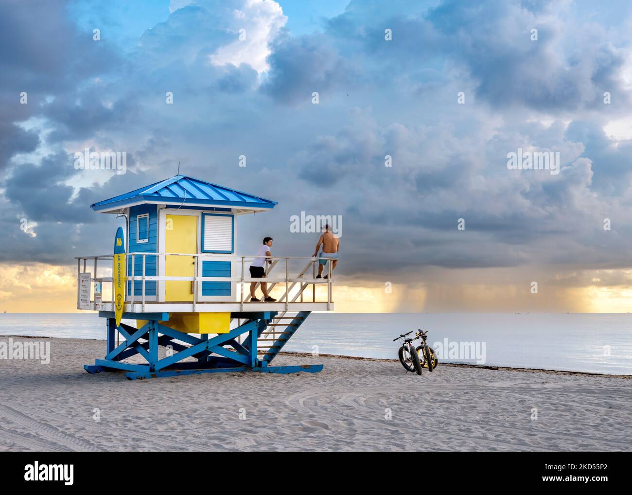 Lifeguardhouse et une tempête au large Hollywood Beach, Sunrise Miami, Floride du Sud, États-Unis Banque D'Images Lifeguardhouse et une tempête au large Hollywood Beach, Sunrise Miami, Floride du Sud, États-Unis Banque D'Images