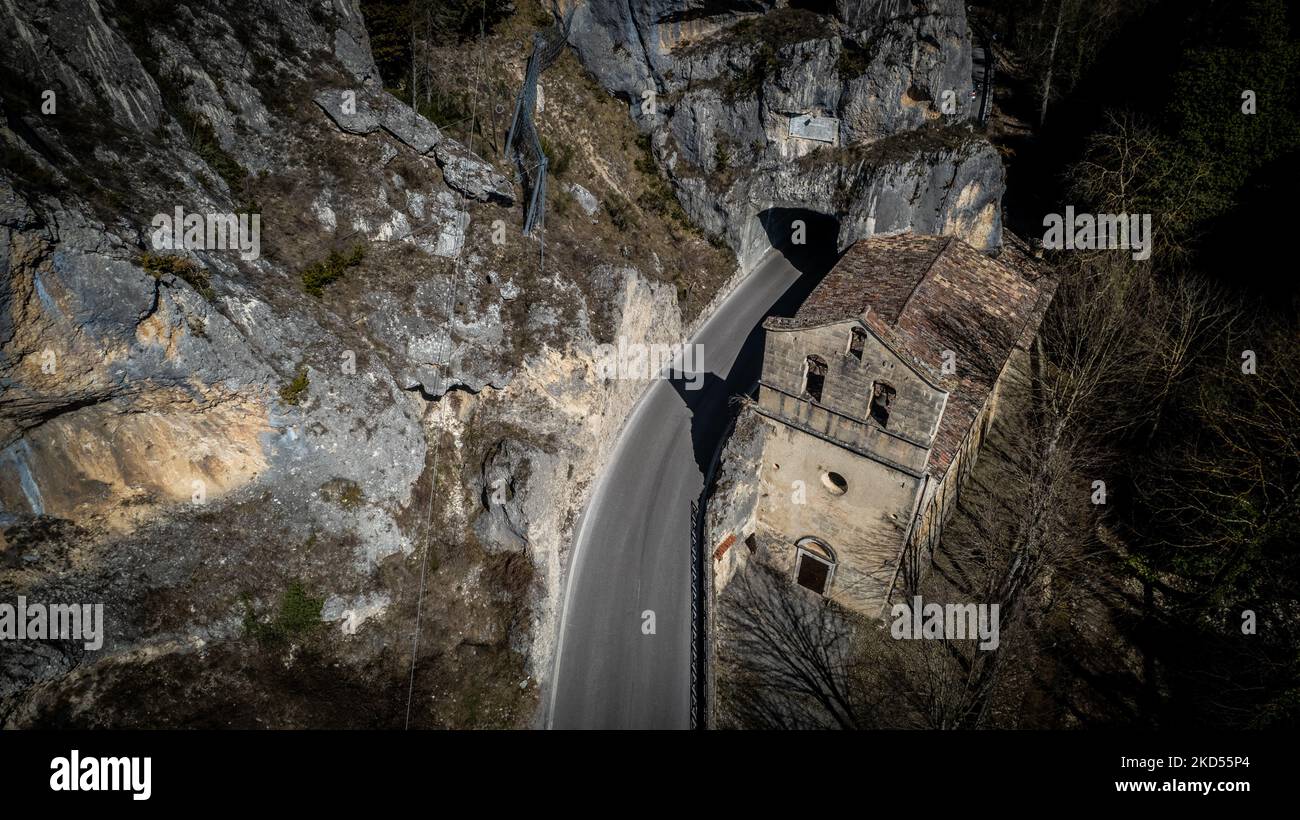 Vue sur le sanctuaire de Madonna d'Appari, près de Paganica (l'Aquila), en Italie, sur 14 mars 2022. La Madonna d'Appari est un sanctuaire de Paganica, situé juste à l'extérieur de la ville et déclaré monument national en 1902. (Photo de Manuel Romano/NurPhoto) Banque D'Images