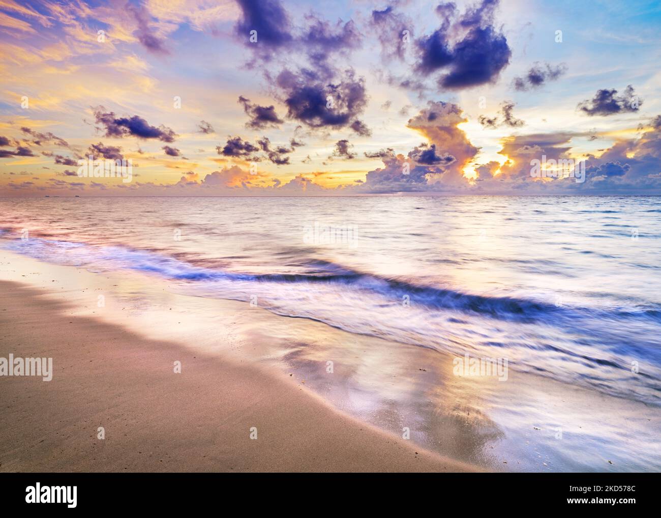 Magnifique Sunrise Hollywood Beach, Sunrise Sunrise at the Beach Miami, Floride du Sud, États-Unis Banque D'Images Magnifique Sunrise Hollywood Beach, Sunrise Sunrise at the Beach Miami, Floride du Sud, États-Unis Banque D'Images