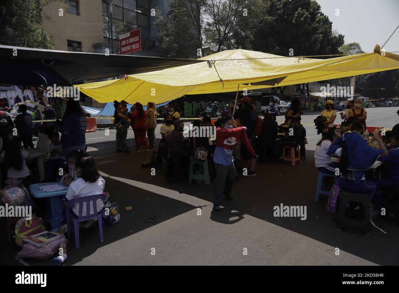 Les élèves de l'école primaire publique Cristobal Colon, situé dans le Centre historique de Mexico, suivent des cours entre bâches en plastique sur Eje 1 Oriente Arillo Circunvalación, parce que depuis un an il y a eu un différend présumé sur les terres actuellement occupées par leur école, Qui n'appartient plus au ministère de l'éducation publique et pour cette raison, ils prennent des cours sur la voie publique. (Photo de Gerardo Vieyra/NurPhoto) Banque D'Images