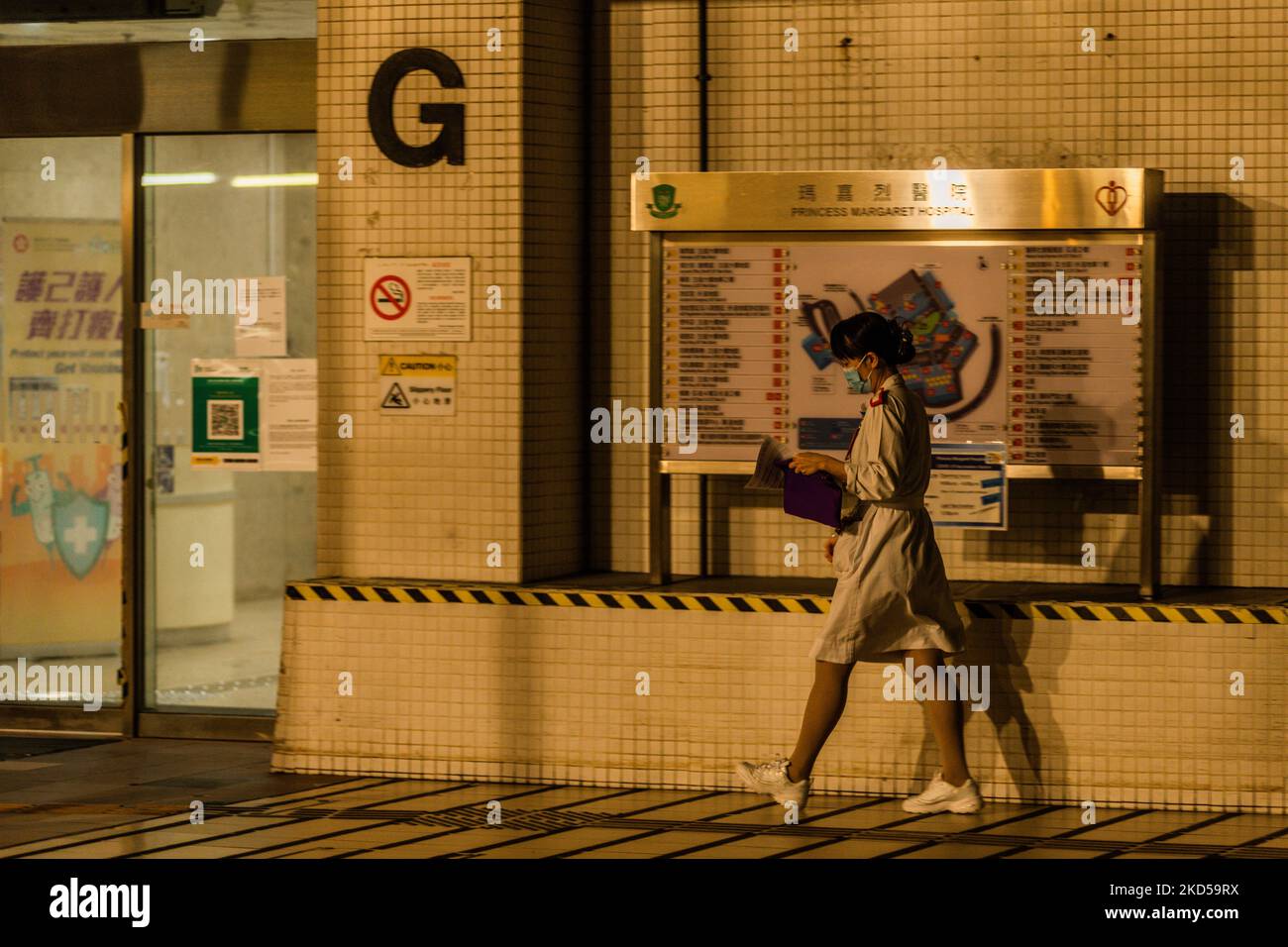 Une infirmière marche à l'extérieur de l'hôpital Princess Margaret, à Hong Kong, en Chine, sur 16 mars 2022, À Hong Kong, en Chine, sur 16 mars 2022. (Photo de Marc Fernandes/NurPhoto) Banque D'Images