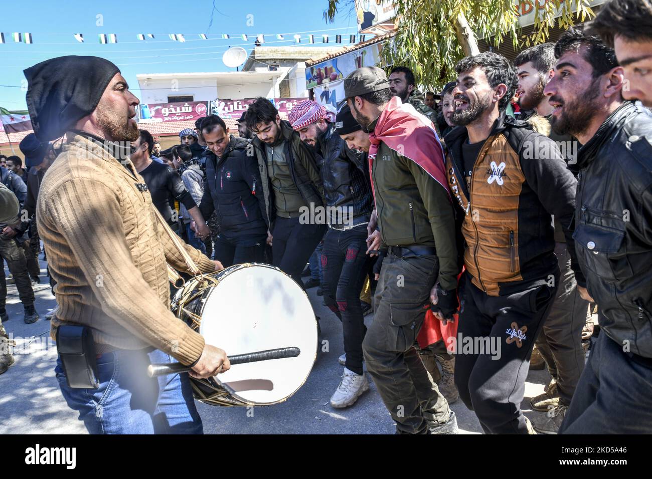 Les Syriens commémorent le onzième anniversaire de la révolution syrienne contre le régime d'Assad dans la campagne d'Afrin, district de Cheikh Hadid, dans le nord-ouest de la Syrie, sur 16 mars 2022. (Photo de Rami Alsayed/NurPhoto) Banque D'Images