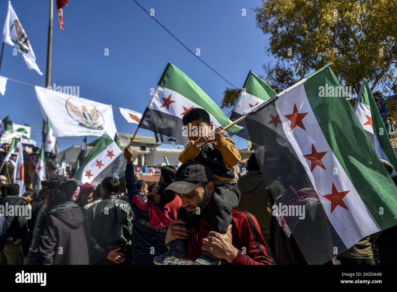 Les Syriens commémorent le onzième anniversaire de la révolution syrienne contre le régime d'Assad dans la campagne d'Afrin, district de Cheikh Hadid, dans le nord-ouest de la Syrie, sur 16 mars 2022. (Photo de Rami Alsayed/NurPhoto) Banque D'Images