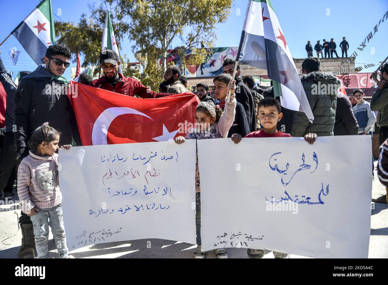 Les Syriens commémorent le onzième anniversaire de la révolution syrienne contre le régime d'Assad dans la campagne d'Afrin, district de Cheikh Hadid, dans le nord-ouest de la Syrie, sur 16 mars 2022. (Photo de Rami Alsayed/NurPhoto) Banque D'Images