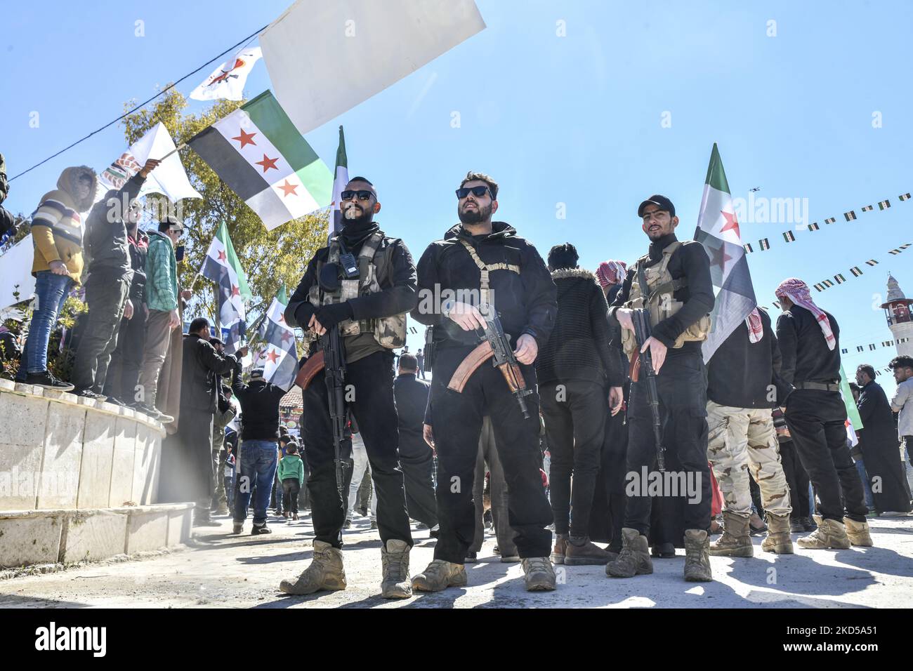 Les Syriens commémorent le onzième anniversaire de la révolution syrienne contre le régime d'Assad dans la campagne d'Afrin, district de Cheikh Hadid, dans le nord-ouest de la Syrie, sur 16 mars 2022. (Photo de Rami Alsayed/NurPhoto) Banque D'Images
