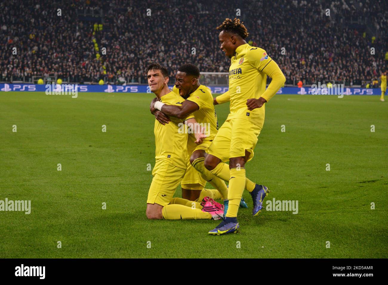 Gerard Moreno de Villareal CF célèbre un but pour ses coéquipiers lors du match de football de la Ligue des champions entre Juventus FC et Villareal au stade Allianz, le 16 mars 2022 à Turin, Italie (photo d'Alberto Gandolfo/NurPhoto) Banque D'Images