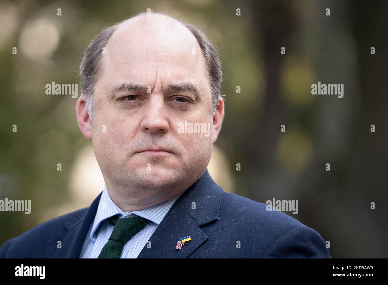 Le secrétaire britannique à la Défense Ben Wallace assiste à une conférence de presse conjointe avec le ministre polonais de la Défense Mariusz Blaszczak au ministère de la Défense à Varsovie, en Pologne, sur 17 mars 2022 (photo de Mateusz Wlodarczyk/NurPhoto) Banque D'Images