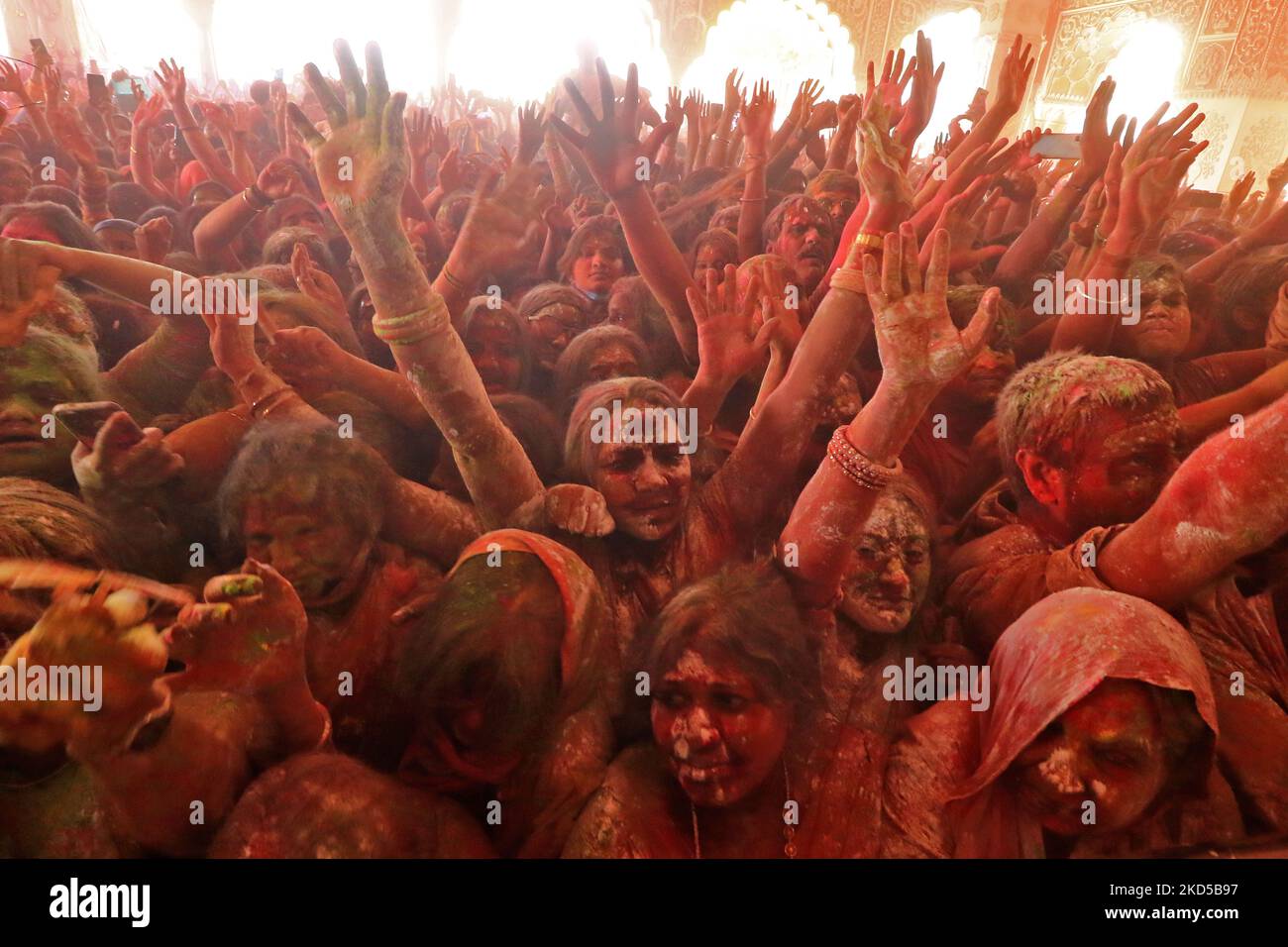 Les dévotés célèbrent avec des couleurs, un jour avant le festival de 'Holi', au temple de Govind Dev Ji, à Jaipur, Rajasthan, Inde, jeudi, 17 mars, 2022. (Photo de Vishal Bhatnagar/NurPhoto) Banque D'Images