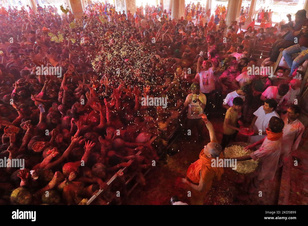 Les dévotés célèbrent avec des couleurs, un jour avant le festival de 'Holi', au temple de Govind Dev Ji, à Jaipur, Rajasthan, Inde, jeudi, 17 mars, 2022. (Photo de Vishal Bhatnagar/NurPhoto) Banque D'Images