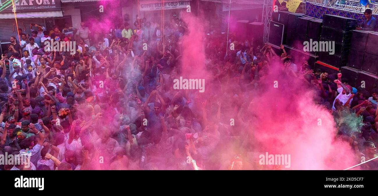 Fête de l'Holi célébration à Pushkar, Rajasthan, Inde, le 18 mars 2022. (Photo par Himanshu Sharma/NurPhoto) Banque D'Images