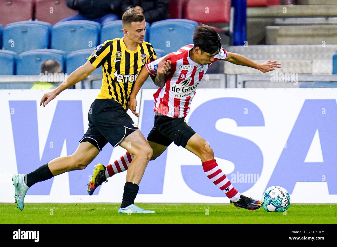 ARNHEM, PAYS-BAS - NOVEMBRE 5 : Kacper Kozlowski de vitesse, Koki Saito de Sparta Rotterdam pendant le match néerlandais entre vitesse et Sparta Rotterdam au Gelredome sur 5 novembre 2022 à Arnhem, pays-Bas (photo de René Nijhuis/Orange Pictures) Banque D'Images