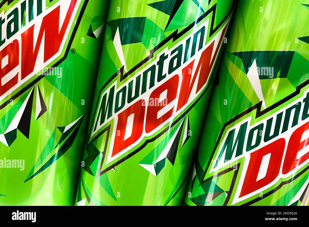 Les cannettes de Dew de montagne sont vues à la boutique dans cette photo d'illustration prise à Cracovie, en Pologne, sur 18 mars 2022. (Photo de Jakub Porzycki/NurPhoto) Banque D'Images