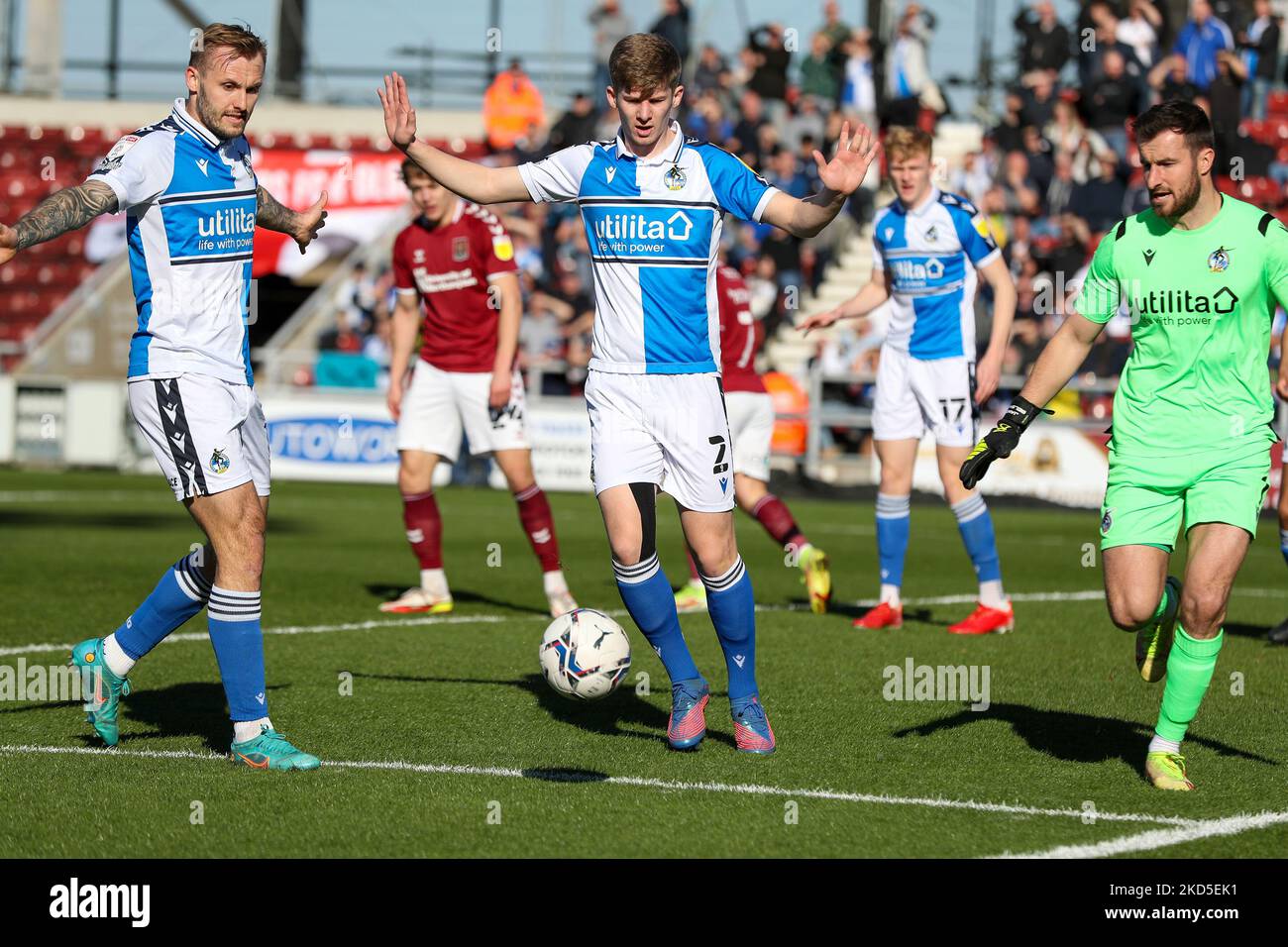 Bristol Rovers James Connolly laisse le ballon courir pendant la première moitié du match de la Sky Bet League 2 entre Northampton Town et Bristol Rovers au PTS Academy Stadium, Northampton, le samedi 19th mars 2022. (Photo de John Cripps/MI News/NurPhoto) Banque D'Images