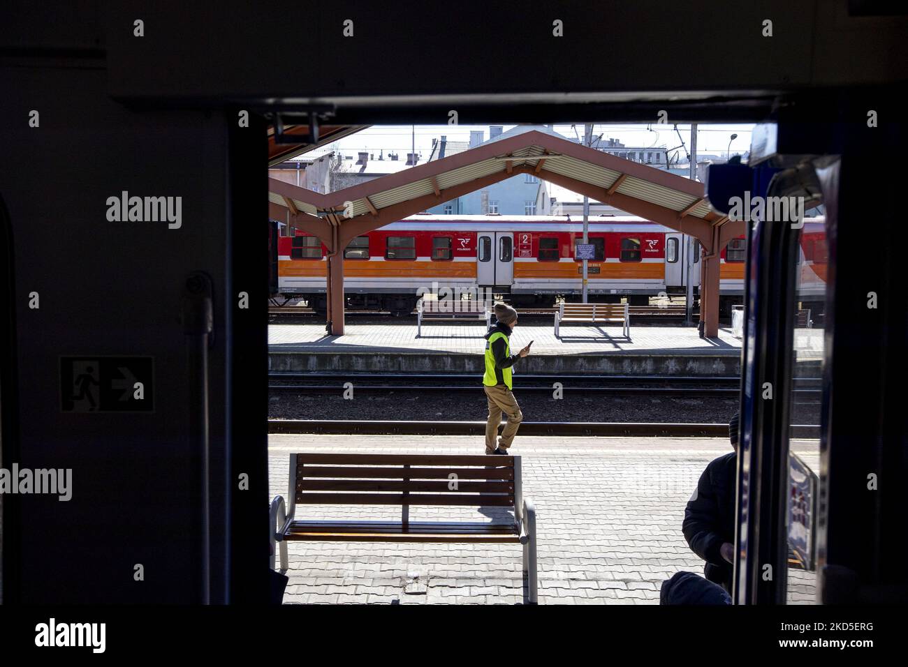 Des réfugiés fuyant l'Ukraine après l'invasion russe sont vus à la gare de Przemysl qui embarque dans le train pour aller plus loin en Pologne ou dans d'autres pays européens. Les gens arrivent du passage frontalier Medyka - Shehyni, où la plupart d'entre eux traversent à pied les frontières ukrainiennes polonaises. Selon l'ONU - le HCR plus de 3,3 millions de réfugiés ont quitté le pays comme l'ONU l'a annoncé et montré les données sur une carte et près de 6,5 millions d'Ukraniens ont été intérieurement mécontents. Przemysl, Pologne sur 18 mars 2022 (photo de Nicolas Economou/NurPhoto) Banque D'Images