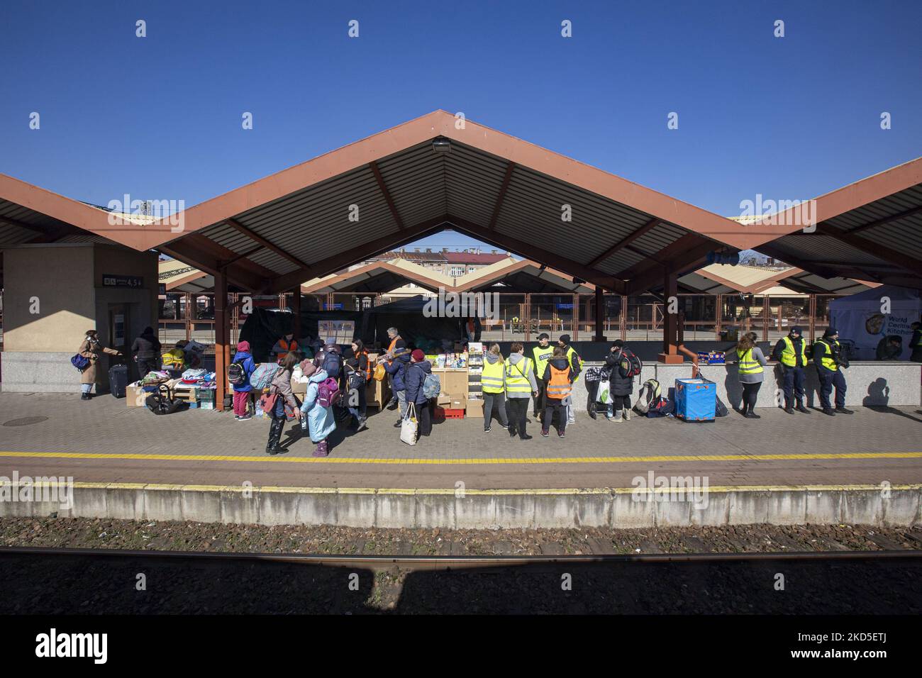 Des civils d'Ukraine attendent à la gare d'être transférés en Pologne et en Europe, tandis que des volontaires, des forces armées polonaises et des ONG leur fournissent une assistance. Des réfugiés fuyant l'Ukraine après l'invasion russe sont vus à la gare de Przemysl qui embarque dans le train pour aller plus loin en Pologne ou dans d'autres pays européens. Les gens arrivent du passage frontalier Medyka - Shehyni, où la plupart d'entre eux traversent à pied les frontières ukrainiennes polonaises. Selon l'ONU - le HCR plus de 3,3 millions de réfugiés ont quitté le pays comme l'ont annoncé les Nations Unies et ont montré les données sur une carte et près de 6,5 millions Banque D'Images