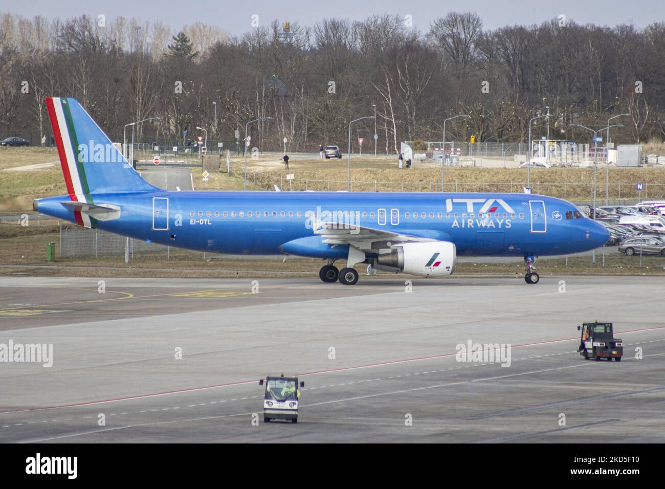 Nouvelle compagnie aérienne, ATI Airways Airbus A320 comme vu avec la  nouvelle peinture bleue de la décoration, vol, atterrissage et le roulement  au sol à l'aéroport Eindhoven EIN. L'avion Airbus à corps