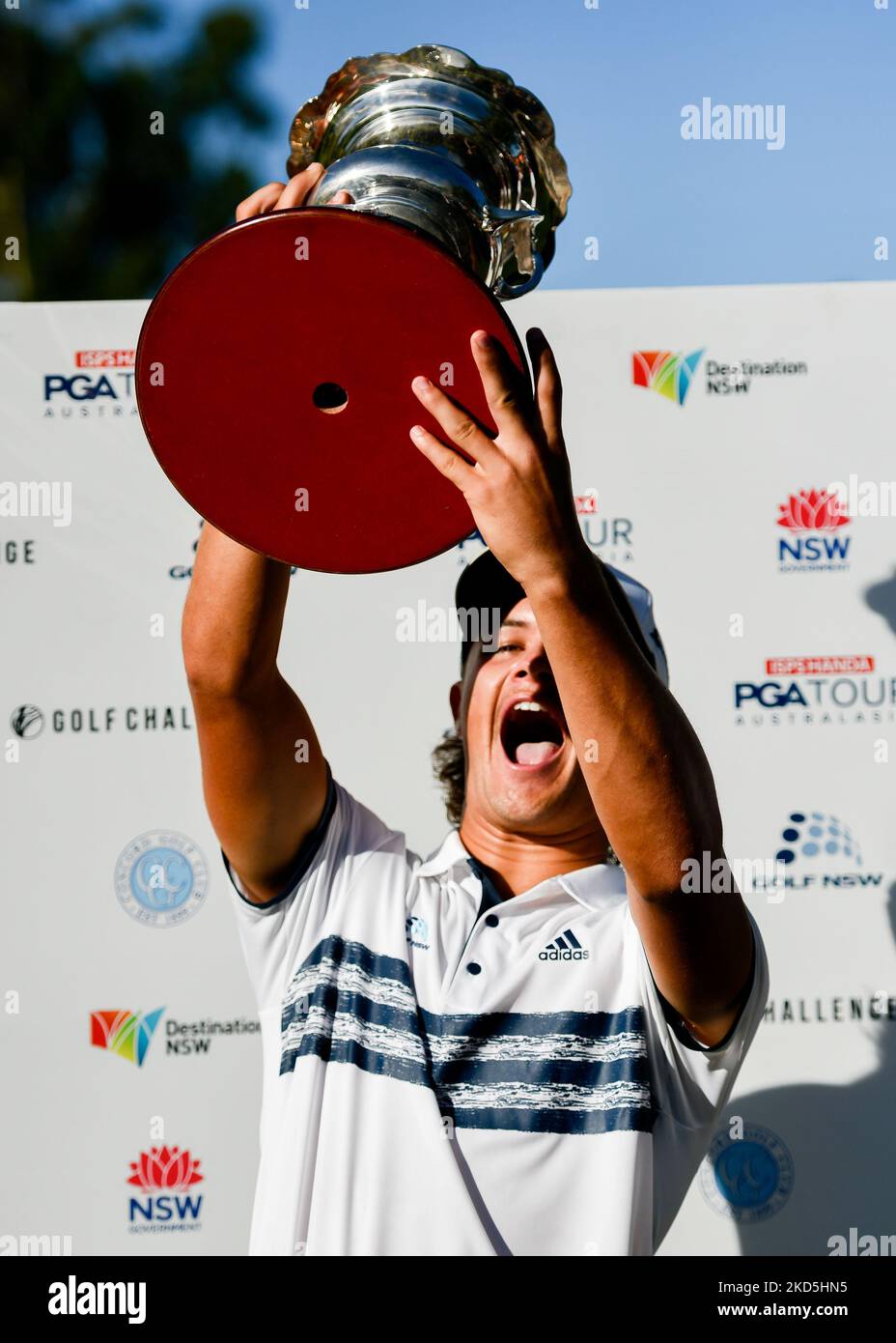 Harrison Crowe (A) d'Australie célèbre avec son trophée après avoir remporté l'Open de Nouvelle-Galles du Sud 2022 au Concord Golf Club on 20 mars 2022 à Sydney, en Australie. (Photo par Izhar Ahmed Khan/NurPhoto) Banque D'Images