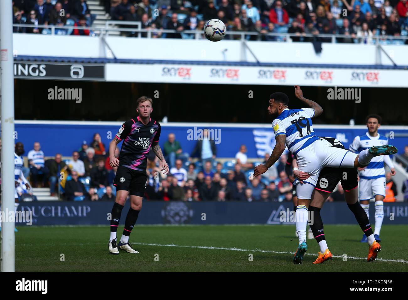 Andre Gray de Queens Park Rangers arrive à la poste avec une tête lors du match de championnat Sky Bet entre Queens Park Rangers et Peterborough au Kiyan Prince Foundation Stadium, Londres, le dimanche 20th mars 2022. (Photo de Kieran Riley/MI News/NurPhoto) Banque D'Images