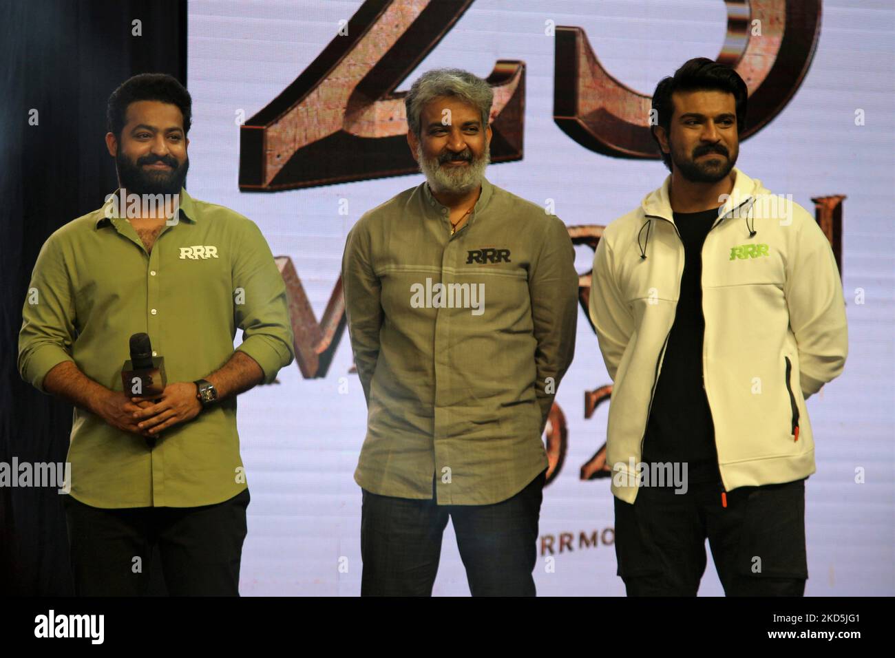 Acteurs indiens N.T. Rama Rao Jr. (L), RAM Charan (R) et le réalisateur S. S. Rajamouli sont vus lors d'un événement promotionnel de leur prochain film Telugu 'RRR' à New Delhi, Inde sur 20 mars 2022. (Photo de Mayank Makhija/NurPhoto) Banque D'Images