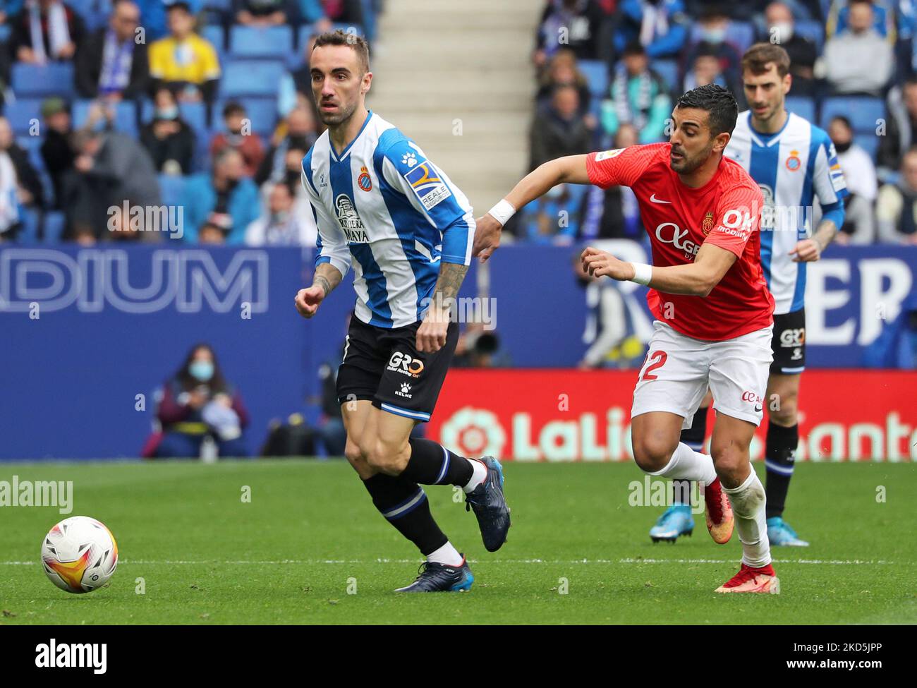 Angel Rodriguez et Sergi Darder lors du match entre le RCD Espanyol et le RCD Mallorca, correspondant à la semaine 29 de la Liga Santander, joué au stade RCDE, à Barcelone, le 20th mars 2022. (Photo de Joan Valls/Urbanandsport /NurPhoto) Banque D'Images