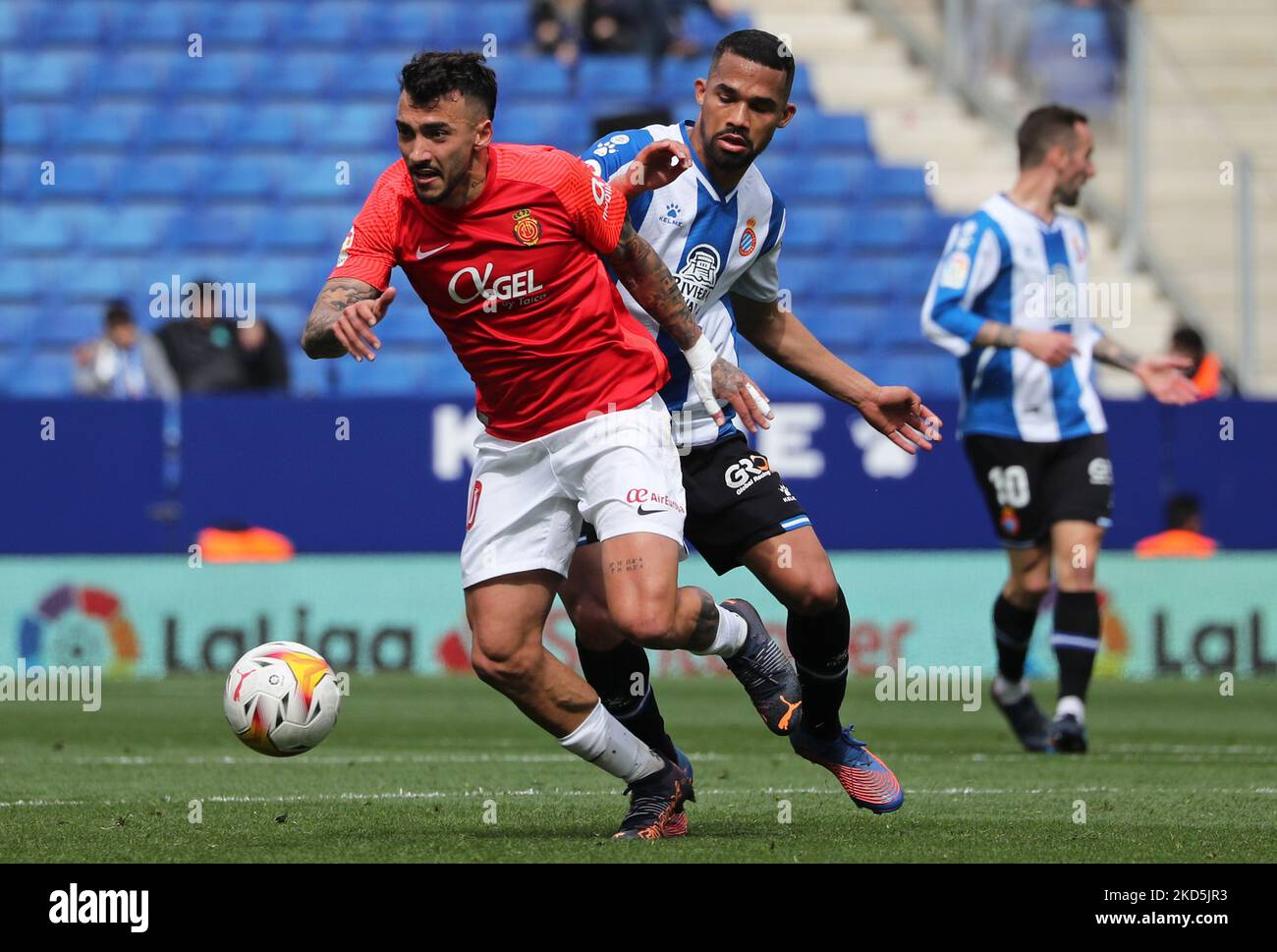 Antonio Sanchez et Yangel Herrera lors du match entre le RCD Espanyol et le RCD Mallorca, correspondant à la semaine 29 de la Liga Santander, joué au stade RCDE, à Barcelone, le 20th mars 2022. (Photo de Joan Valls/Urbanandsport /NurPhoto) Banque D'Images