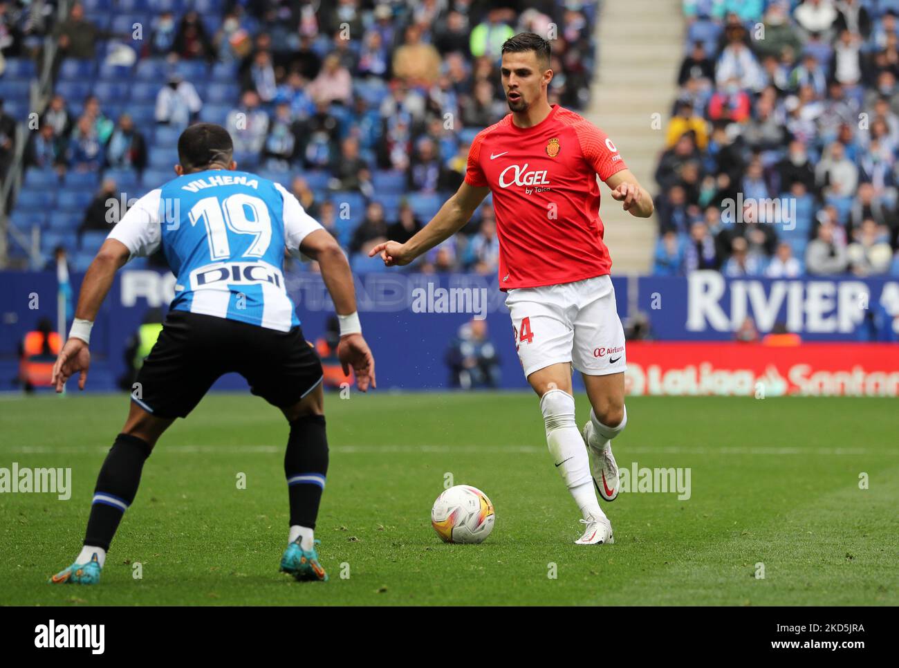 Martin Valjent et Tonny Vilhena lors du match entre le RCD Espanyol et le RCD Mallorca, correspondant à la semaine 29 de la Liga Santander, joué au stade RCDE, à Barcelone, le 20th mars 2022. (Photo de Joan Valls/Urbanandsport /NurPhoto) Banque D'Images