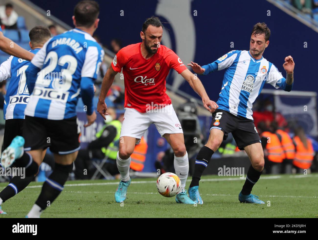 Vedat Muriqi et Fernando Calero lors du match entre le RCD Espanyol et le RCD Mallorca, correspondant à la semaine 29 de la Liga Santander, joué au stade RCDE, à Barcelone, le 20th mars 2022. (Photo de Joan Valls/Urbanandsport /NurPhoto) Banque D'Images